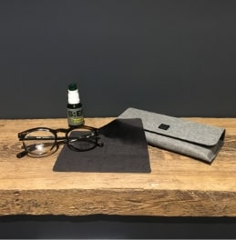 Lunettes et étui sur planche de bois